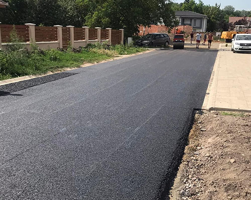Lakóutca aszfaltozása járda mellett