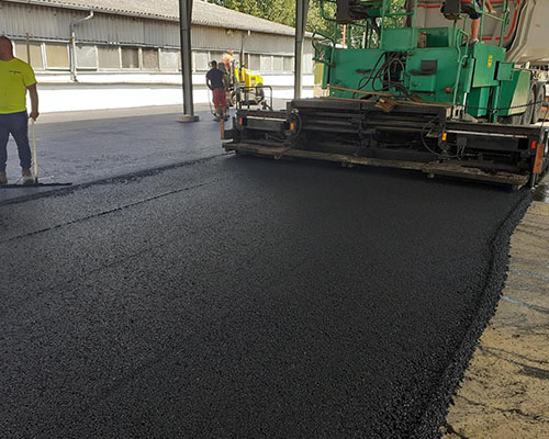 Fedett ipari terület aszfaltozása finisherrel