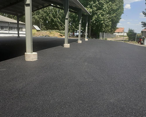 Aszfaltozott padló fedett szín alatt, oszlopokkal